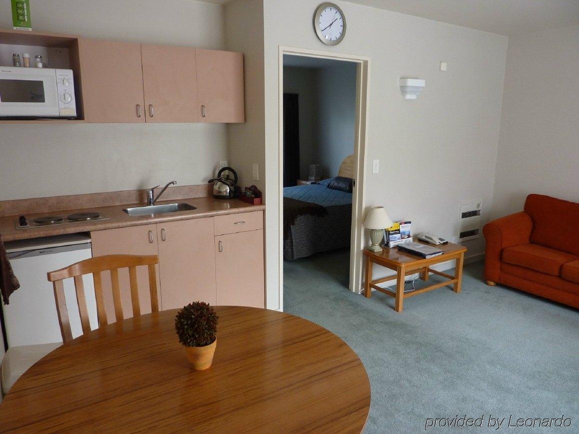 Bush Court 4*